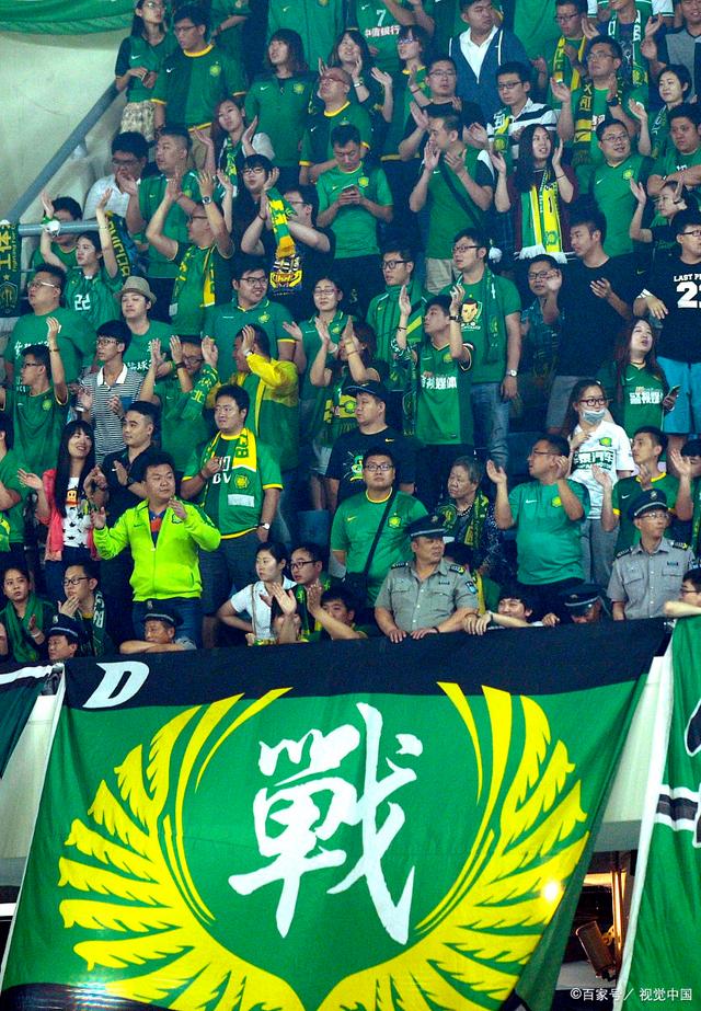 向足球场 向足球场